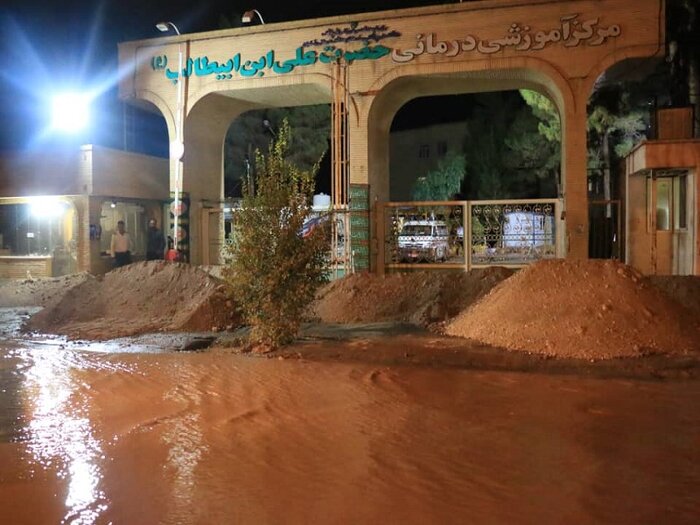 جلسه ستاد بحران رفسنجان با محوریت ساماندهی سیلاب ها و طغیان رودخانه 