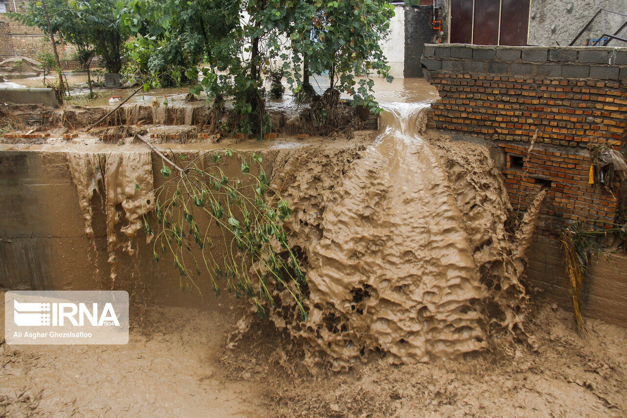 سیل در رودخانه‌ دهستان میانکوه مهریز جاری شد