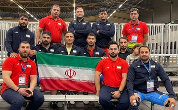 Les athlètes iraniens brillent dans le championnat de lutte des pompiers