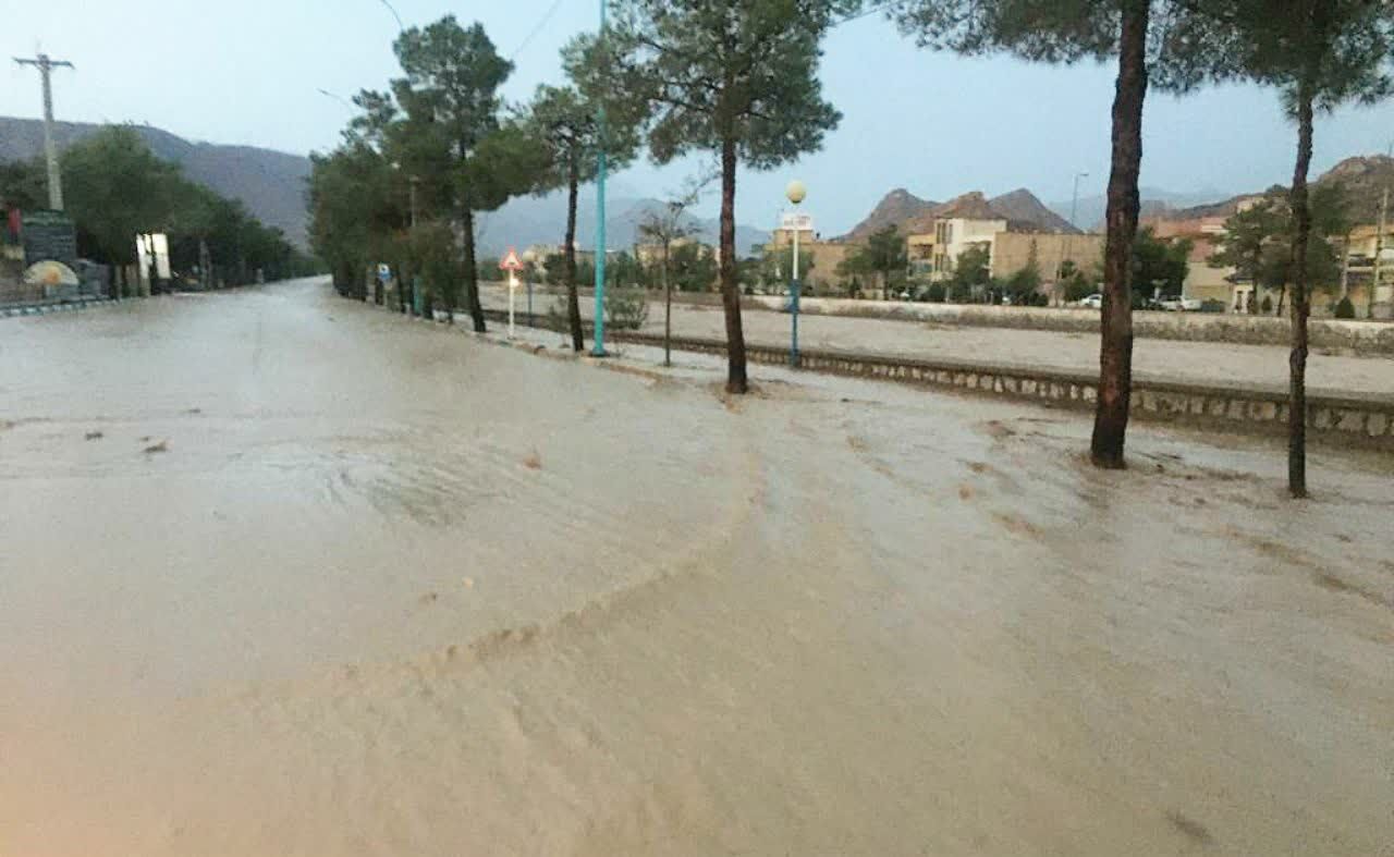 سیلاب در رودخانه تفت جاری شد/ بارش ۳۶ میلیمتر باران طی یک ساعت