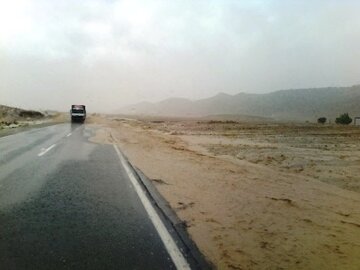 سیلاب راه ارتباطی ۶ محور روستایی جیرفت را مسدود کرد