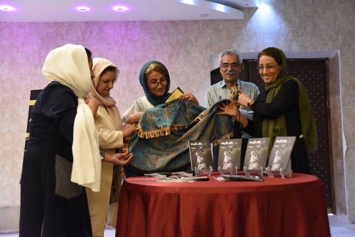 رونمایی از کتاب «تاک تکیده» شاعر شیرازی