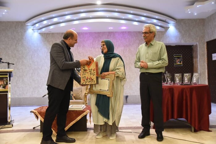 رونمایی از کتاب «تاک تکیده» شاعر شیرازی