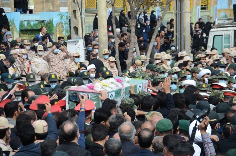 پیکر شهید «مهدی دامن‌باغ» بر دستان مردم قدرشناس کرمانشاه تشییع شد