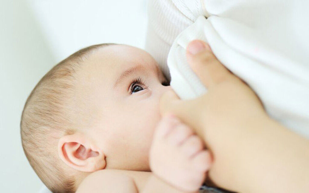 تغذیه با شیر مادر سبب کاهش خطر ابتلای نوزاد به عفونت می شود