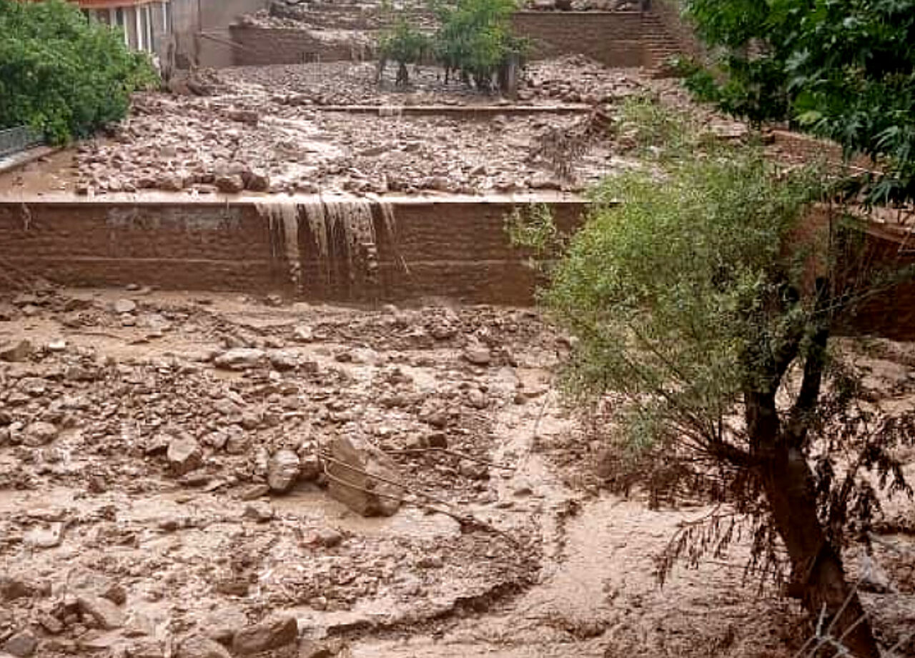 سیلاب شمیرانات جان یک مادر باردار را گرفت سیلاب شمیرانات جان یک مادر باردار را گرفت