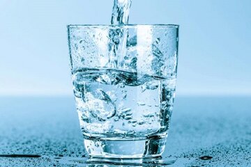 مصرف روزانه هشت لیوان آب برای پیشگیری از گرمازدگی ضروری است