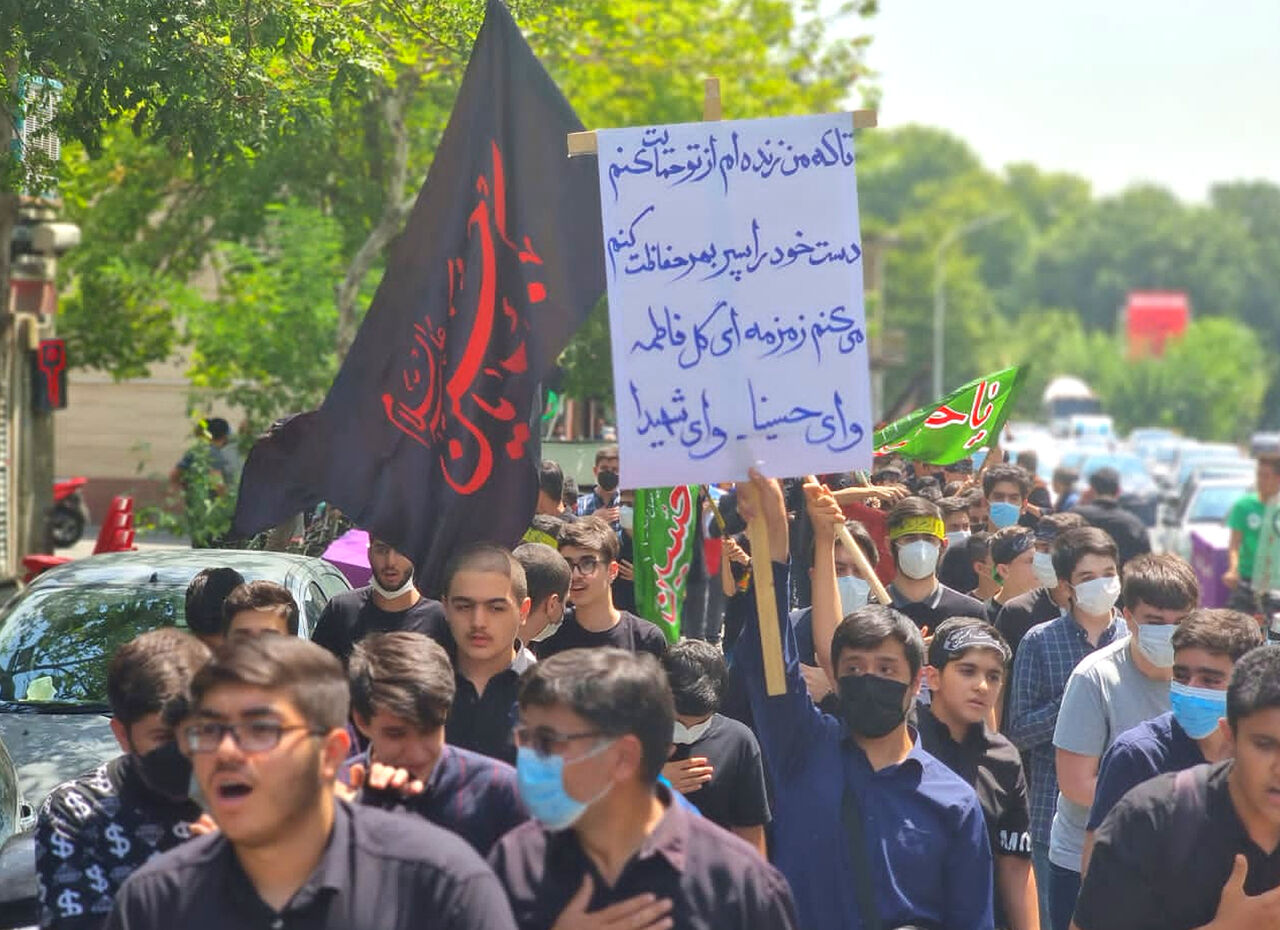 راهپیمایی دانش آموزان شمیرانات به تأسی از نوجوان حماسه آفرین دشت کربلا در نیاوران