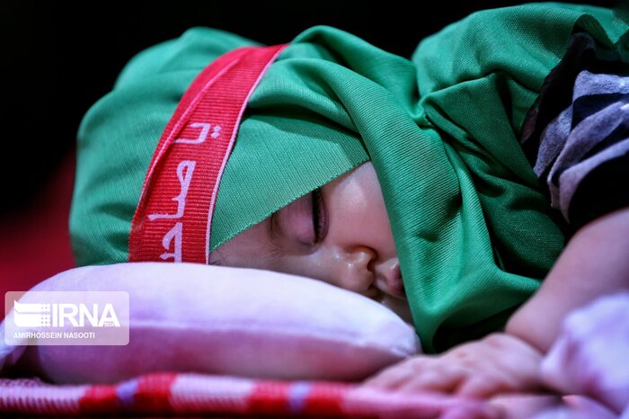 تبلور بیرق نوزاد سردار کربلا بر پیشانی طفلان شیرخواره گلستانی/ ارادت گلستانیها به غنچه در خون غلتیده رباب