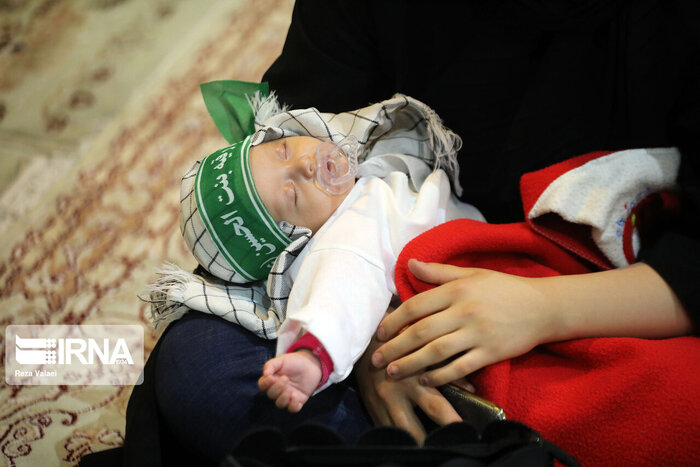 تبلور بیرق نوزاد سردار کربلا بر پیشانی طفلان شیرخواره گلستانی/ ارادت گلستانیها به غنچه در خون غلتیده رباب