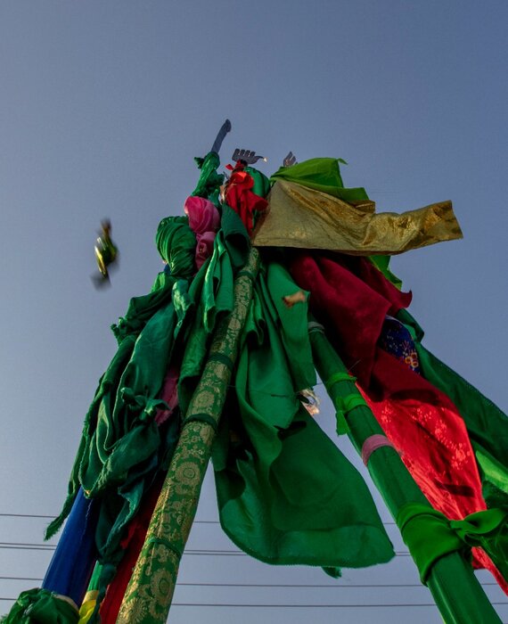 آیین ۹۰۰ ساله عزاداری سالار شهیدان با حمل علم شمشیری در قشم برگزار شد