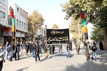 برافراشته شدن بیرق های عزا در شهرستانهای استان تهران در روز تاسوعا