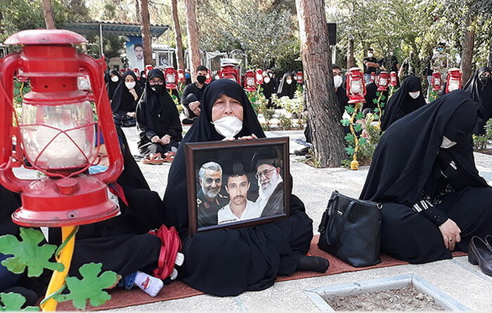 سرخی خون شهادت رخت سیاه به تن کرد