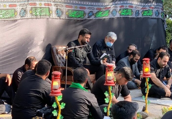 سرخی خون شهادت رخت سیاه به تن کرد