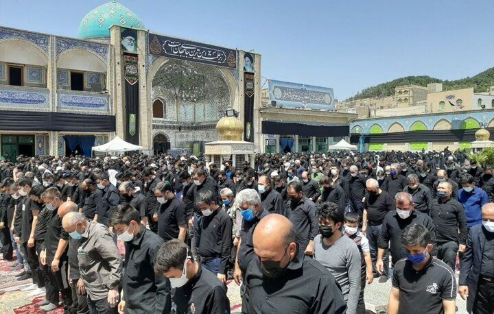 عزاداران حسینی نماز ظهر تاسوعا را به جماعت اقامه کردند عزاداران حسینی نماز ظهر تاسوعا را به جماعت اقامه کردند