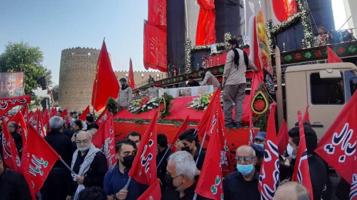 شهید اسکندری در کنار همرزمانش آرام گرفت؛ سنگ تمام شیرازیها + فیلم