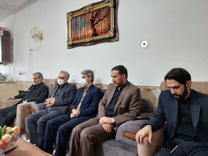 سرپرست فرمانداری کرمانشاه با خانواده ۲ شهید مدافع امنیت و سلامت دیدار کرد