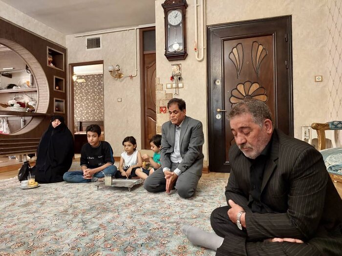 سرپرست فرمانداری کرمانشاه با خانواده ۲ شهید مدافع امنیت و سلامت دیدار کرد