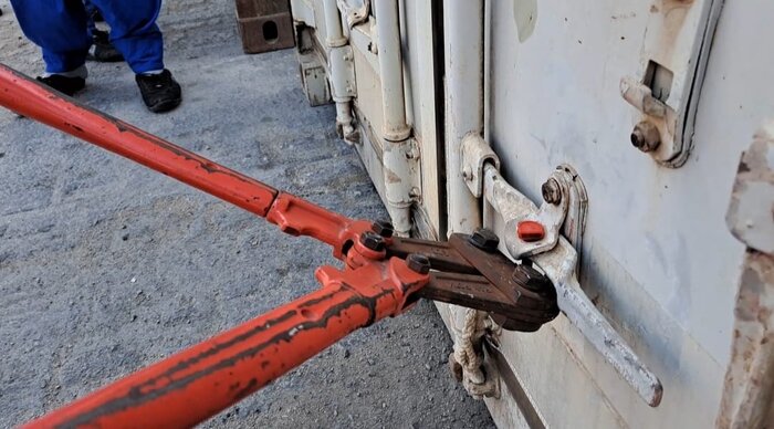 مالک ۱۱ کانتینر بلاتکلیف رها شده در بندر بوشهر پیدا شد