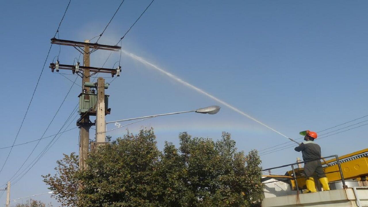 آغاز عملیات مقره شویی پس از وقوع توفان و گرد و غبار در شادگان آغاز عملیات مقره شویی پس از وقوع توفان و گرد و غبار در شادگان