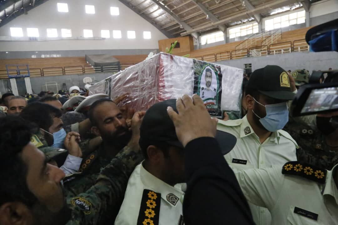 پیکر مطهر شهید مبارزه با قاچاق در بندرعباس تشییع شد پیکر مطهر شهید مبارزه با قاچاق در بندرعباس تشییع شد