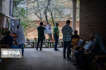 La maison du poète Hoshang Ebtahaj à Téhéran accueille ses fans en deuil