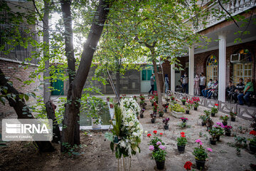 La maison du poète Hoshang Ebtahaj à Téhéran accueille ses fans en deuil