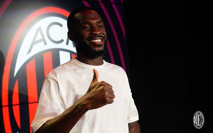 تمدید قرارداد ستاره انگلیسی با میلان + عکس