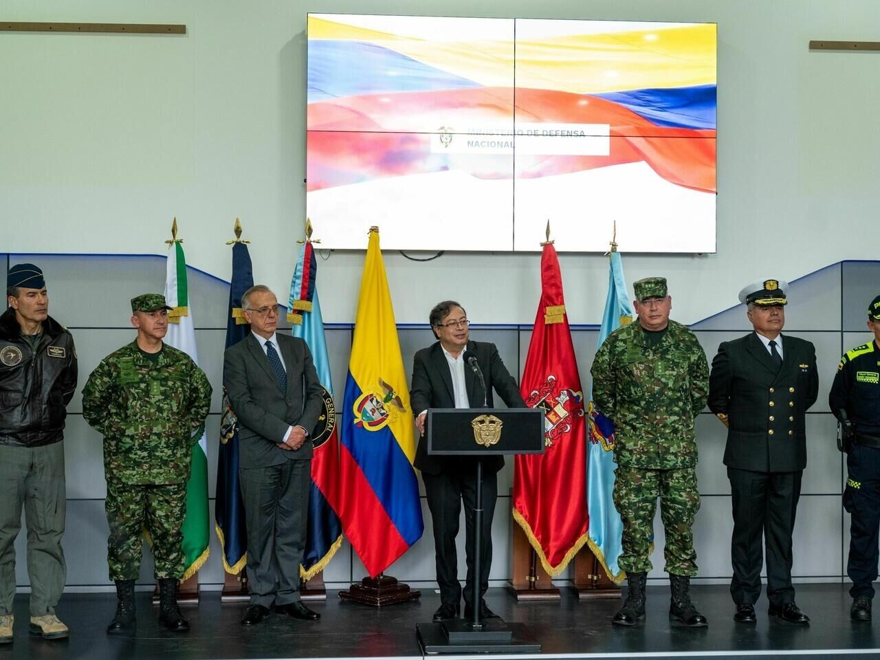 Petro renueva cúpula militar y policial de Colombia