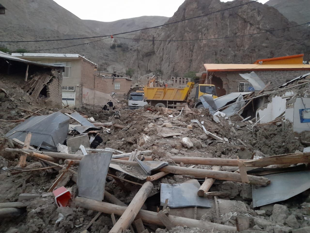 سیل خدمت رسانی ؛ حضور ۱۶ روزه ورامینی ها در کنار مردم مزداران فیروزکوه سیل خدمت رسانی ؛ حضور ۱۶ روزه ورامینی ها در کنار مردم مزداران فیروزکوه