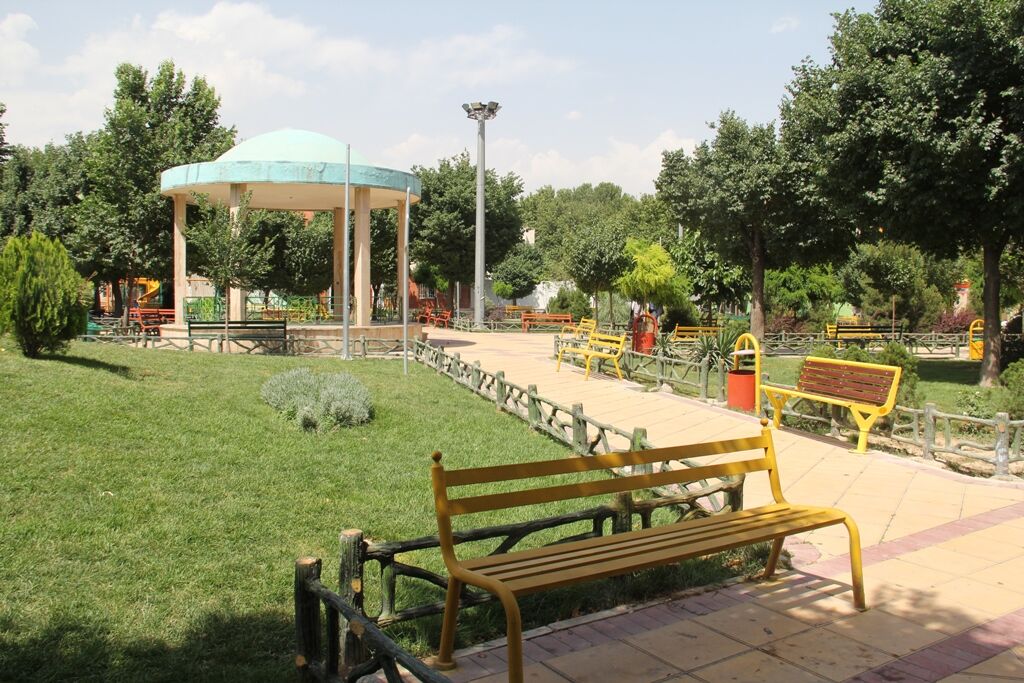 پنج هزار متر مربع از فضای سبز خمین بهسازی شد پنج هزار متر مربع از فضای سبز خمین بهسازی شد