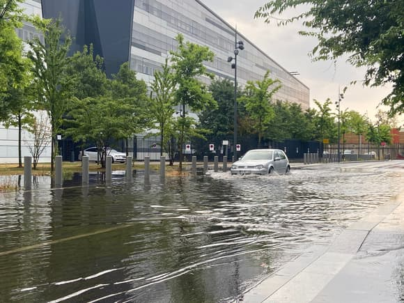 باران و طوفان پاریسی ها را غافلگیر کرد