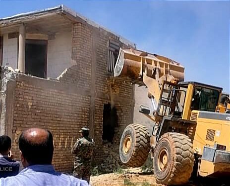 ساخت و سازها در بستر رودخانه سفید اقلید تخریب شد ساخت و سازها در بستر رودخانه سفید اقلید تخریب شد