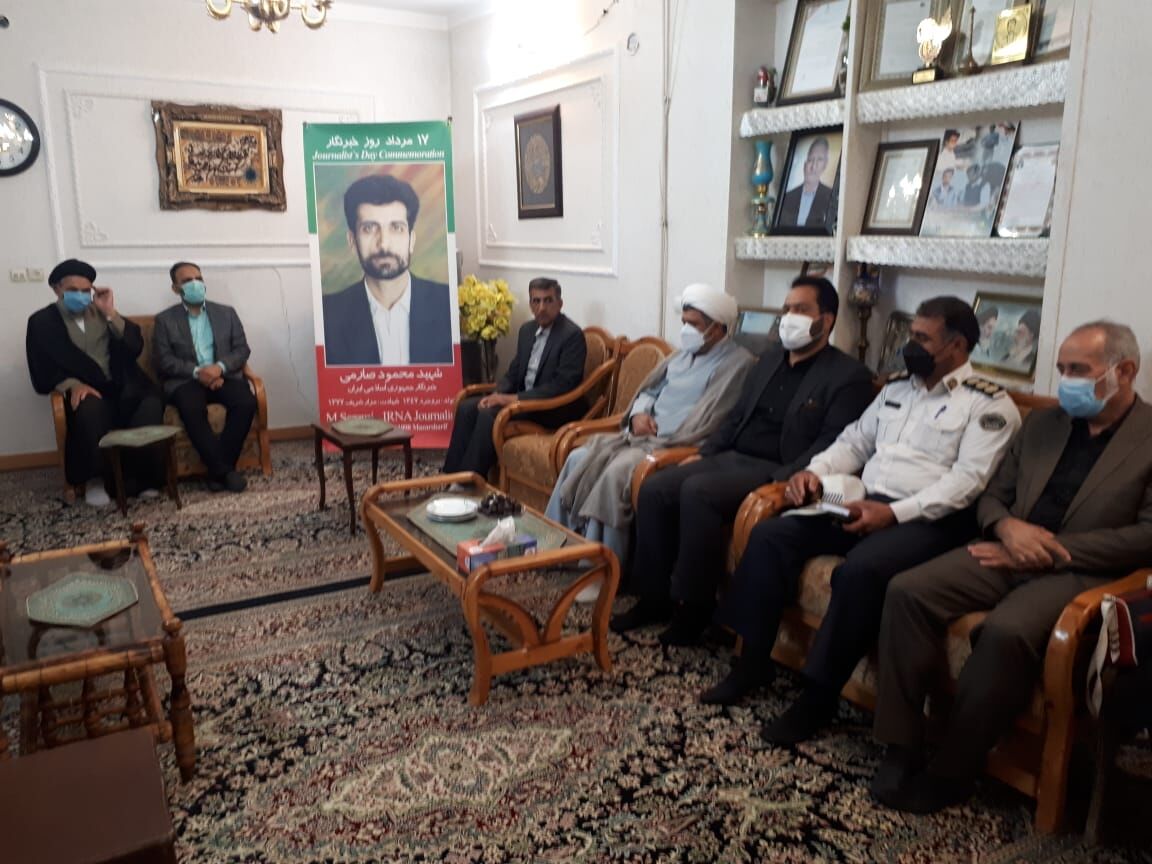 معاون مطبوعاتی وزیر ارشاد با خانواده شهید صارمی دیدار کرد معاون مطبوعاتی وزیر ارشاد با خانواده شهید صارمی دیدار کرد