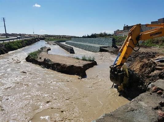 تخریب ۳۵۰۰ مترمربع سازه غیرمجاز در حریم رودخانه اتخان شهرستان بستک