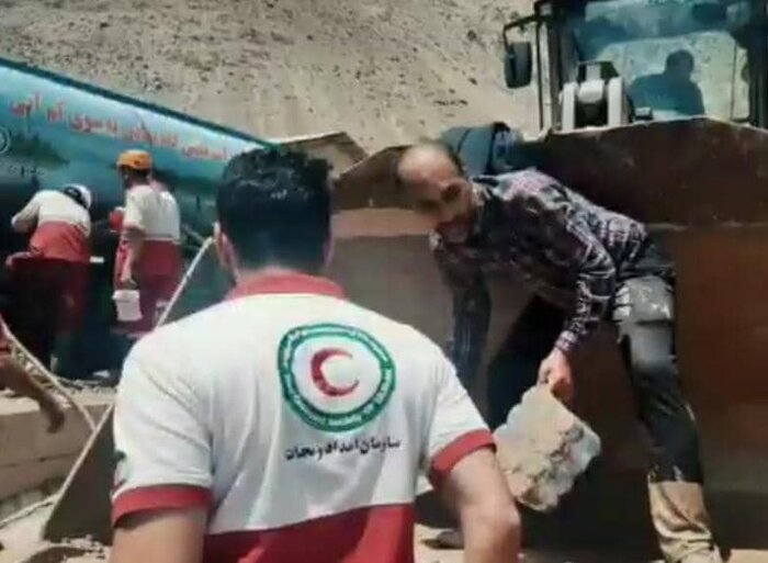 موتورسوارها و خودروهای آفرود در سیل فیروز کوه به کمک مردم آمدند 
