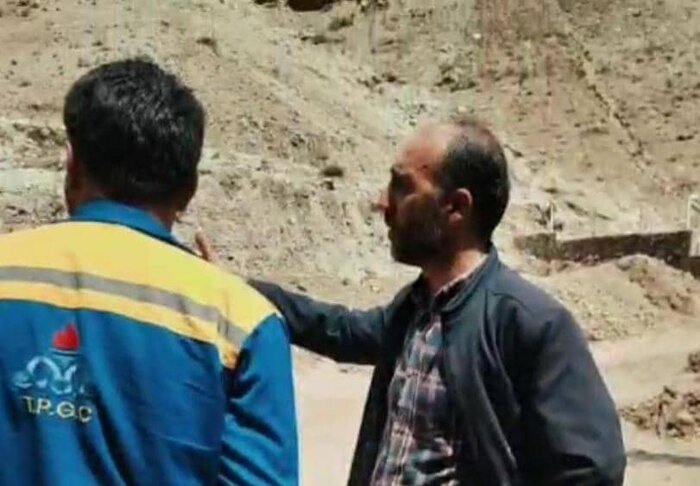موتورسوارها و خودروهای آفرود در سیل فیروز کوه به کمک مردم آمدند 