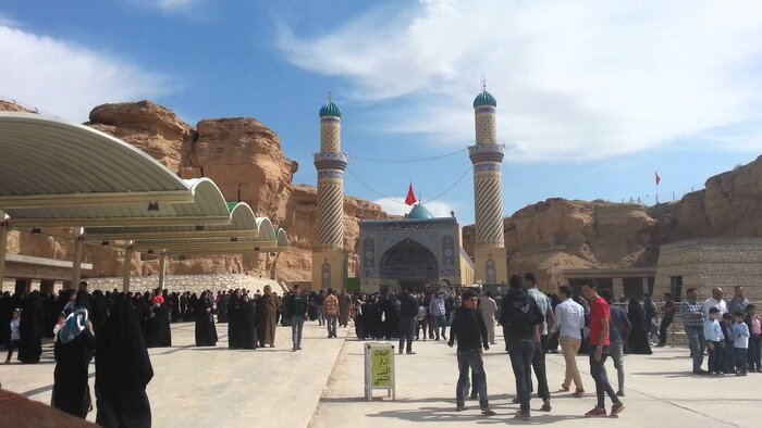 فیلم| تداوم آواربرداری در زیارتگاه "چشمه امام علی (ع)" در کربلای معلی/خارج کردن اولین قربانی