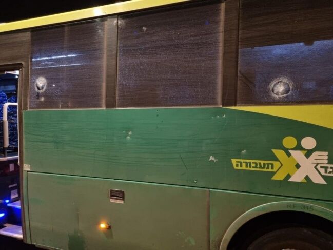 تیراندازی به اتوبوس حامل صهیونیست‌ها در کرانه باختری + فیلم