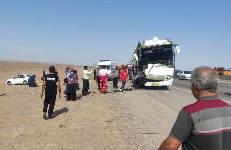 خروج اتوبوس از جاده در استان سمنان ۱۰ مصدوم داشت