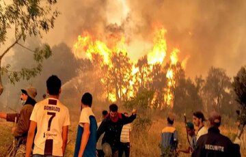 نیروهای امدادی با توجه به احتمال آتش‌سوزی دوباره جنگل‌های مهدیشهر در محل حضور دارند