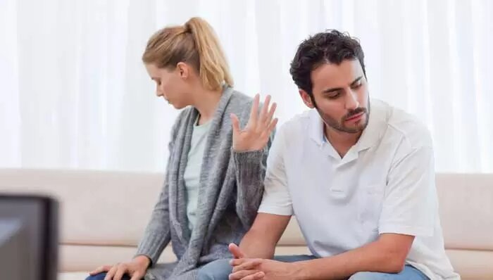 دلیل بی اعتمادی همسرم چیست؟ چطور اعتمادش را به دست آورم؟