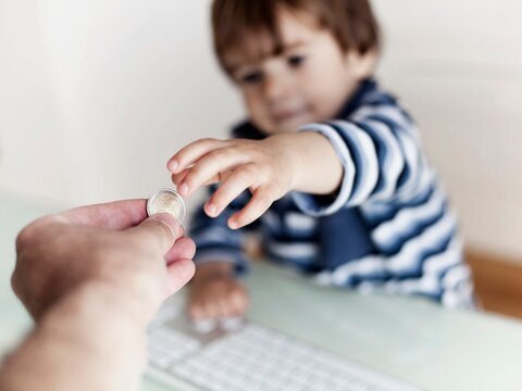 ۱۲ نکته مهم درباره دادن پول توجیبی به کودکان