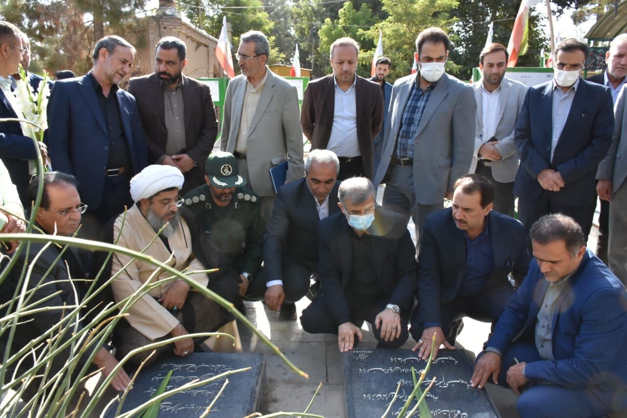 استاندار البرز به  مقام شامخ شهدا در ساوجبلاغ ادای احترام کرد
