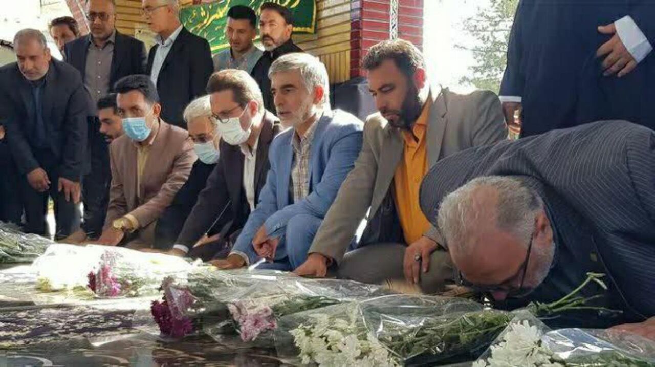 همزمان با هفته دولت گلزار شهدای پاکدشت گلباران شد
