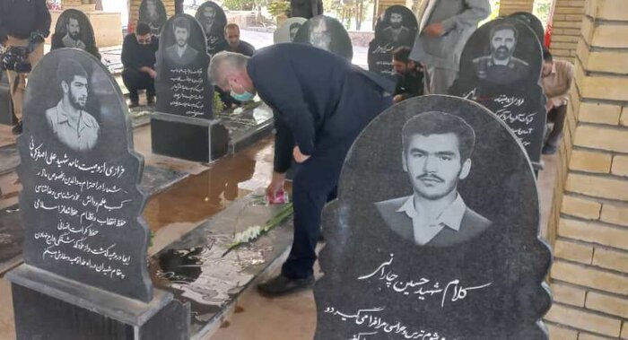 مزار شهدای شهرستان دماوند به مناسبت هفته دولت غبارروبی شد