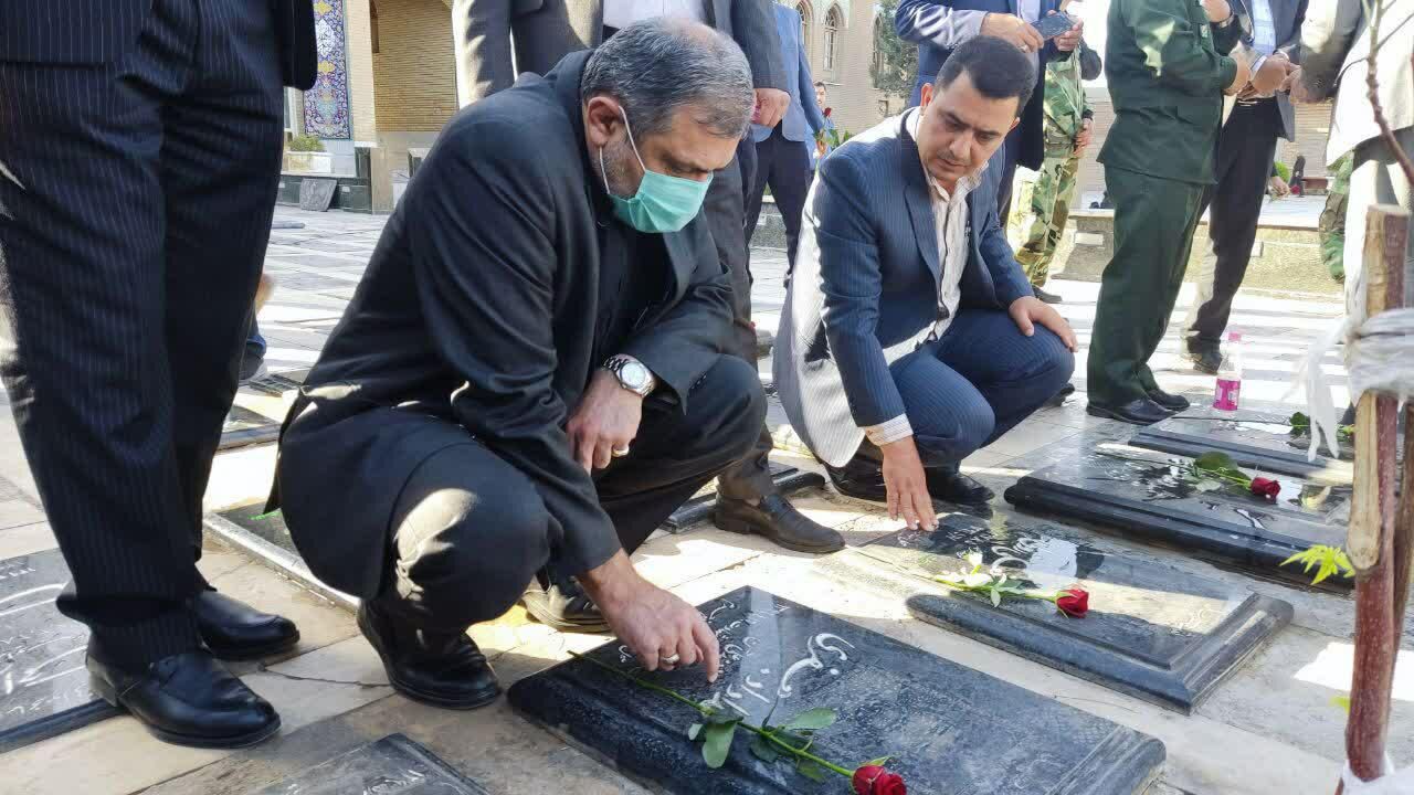 گلزار شهدای شهرستان پیشوا گلباران شد
