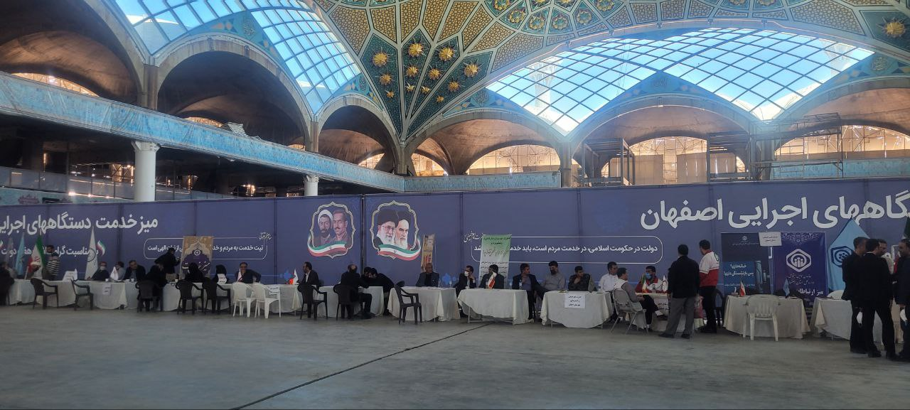 حاشیههای جالب نماز جمعه در استانها / میز خدمت در مصلاها و حضور پرشور مردم و مسوولان