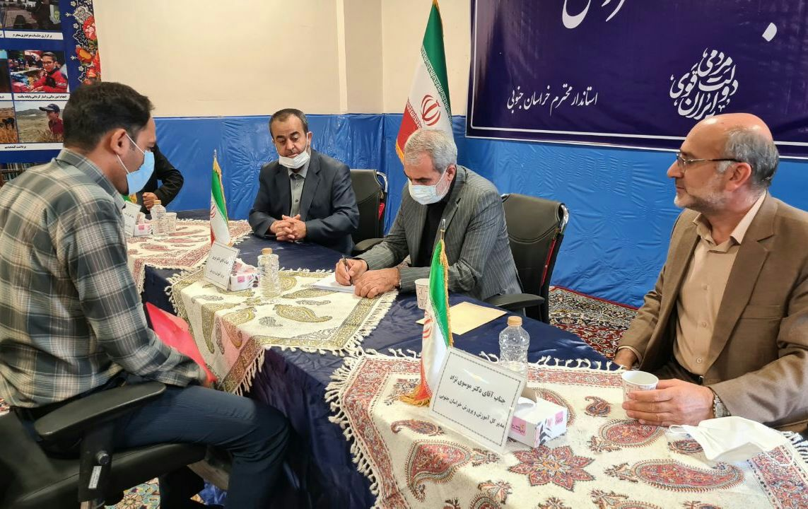 حاشیههای جالب نماز جمعه در استانها / میز خدمت در مصلاها و حضور پرشور مردم و مسوولان