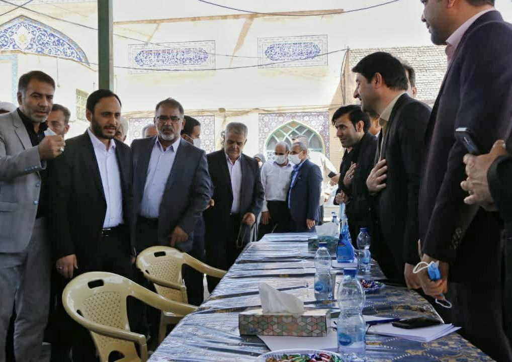 حاشیههای جالب نماز جمعه در استانها / میز خدمت در مصلاها و حضور پرشور مردم و مسوولان